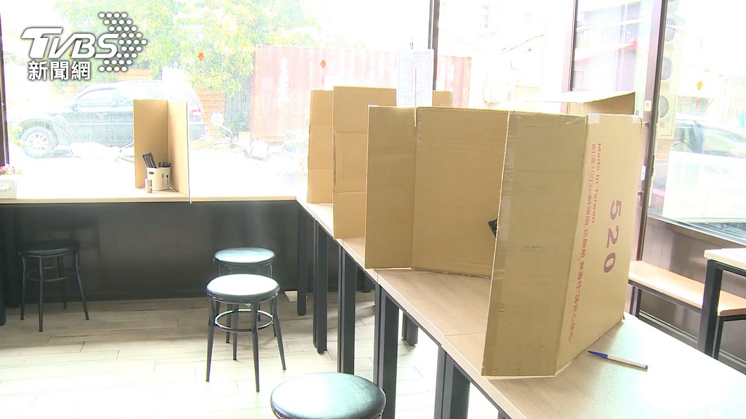 麵店紙箱圍ㄇ字型用餐區 衛生局說「不行」