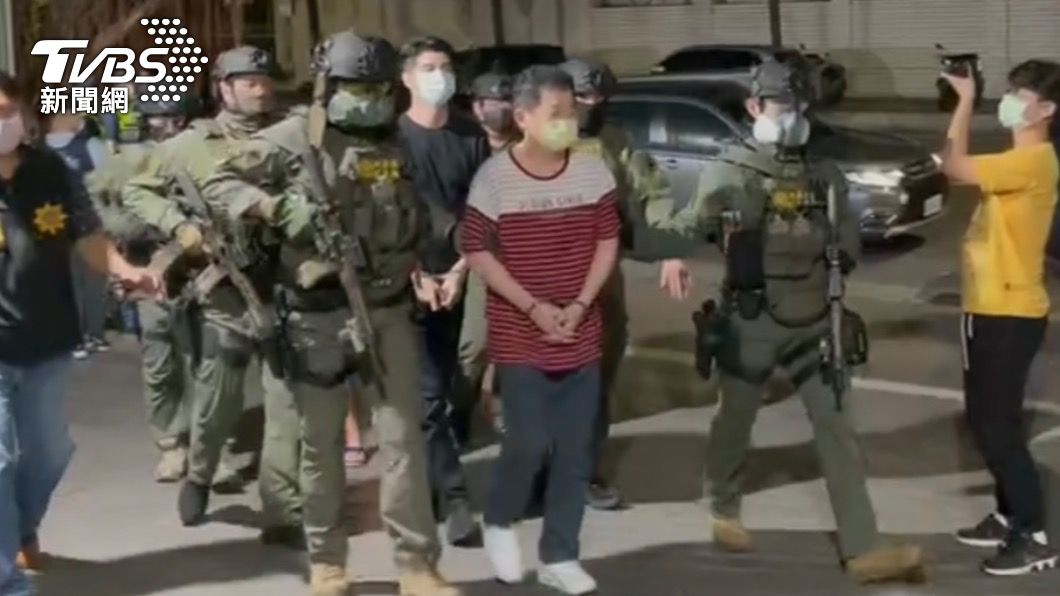 刑事局除暴特勤隊穿上高規格裝備移送。(圖/TVBS)
