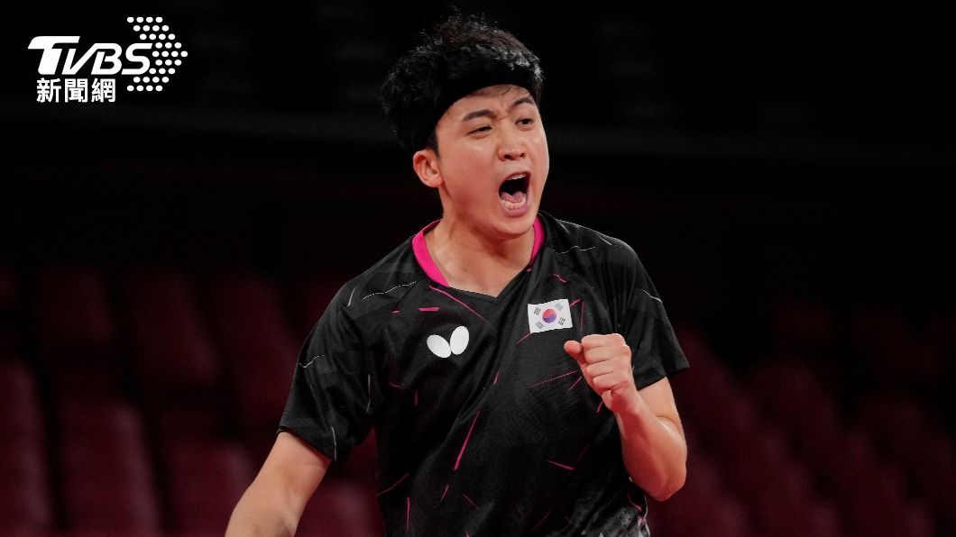 鄭榮植躺著也中槍,被笑眼睛小。(圖/達志影像美聯社)