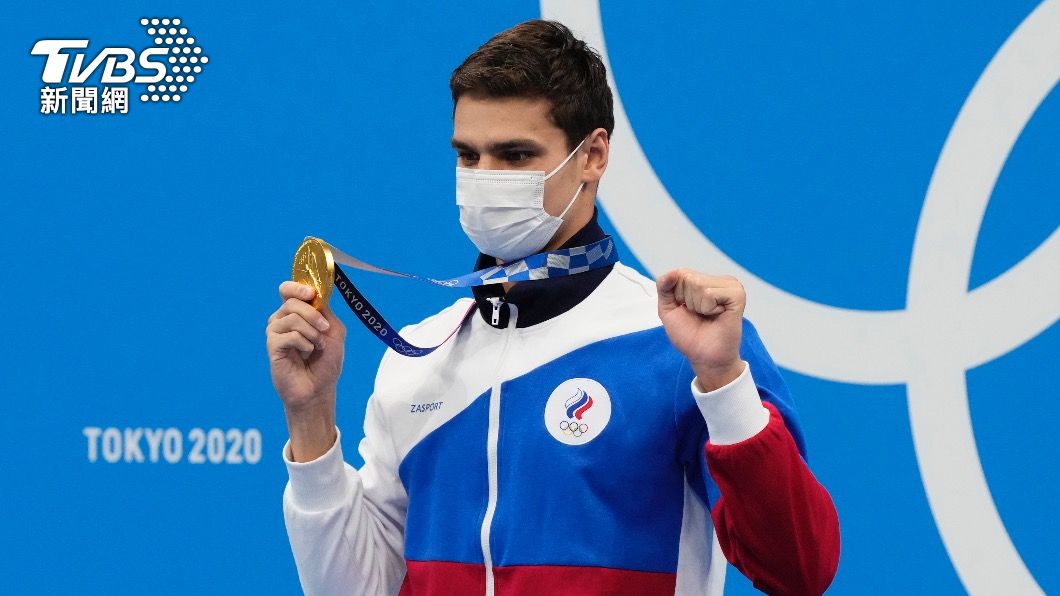 俄羅斯選手Evgeny Rylov奪下游泳男子100公尺仰式金牌,而他外套上的標誌是以俄羅斯奧委會為名。(圖/達志影像路透社)
