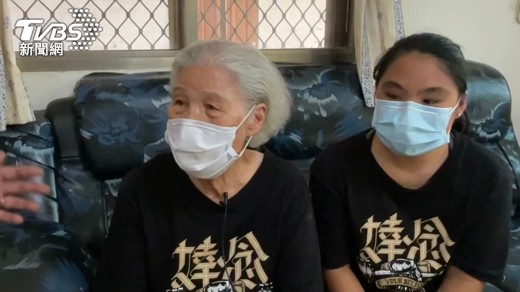陳念琴的奶奶(左)和妹妹(右)守在花蓮光復家中電視前看轉播。(圖/中央社)