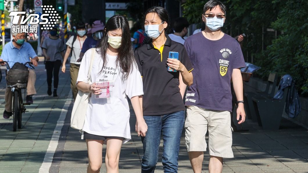 家長牽著考生的手前往考場。（圖／中央社）
