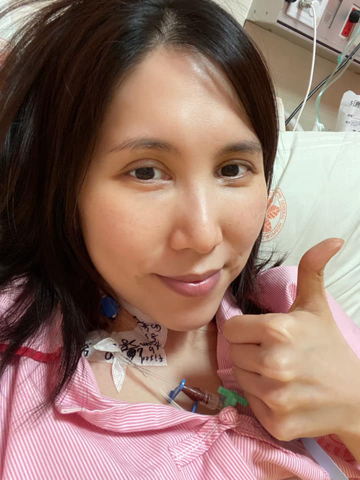 余苑綺透露病床照報平安。(圖/翻攝自余苑綺臉書)