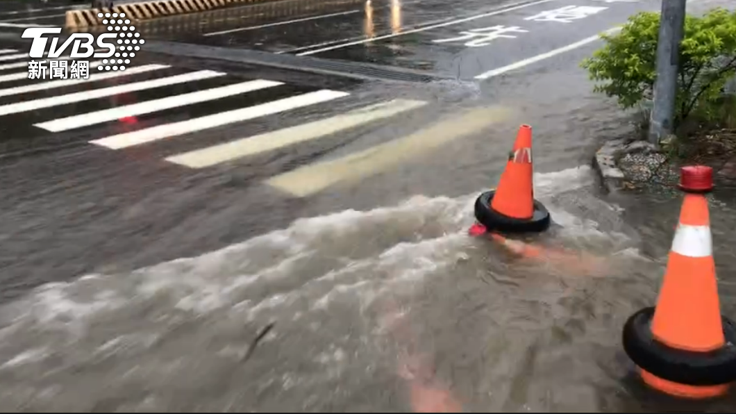 台南一度二級淹水警戒。(圖/TVBS)