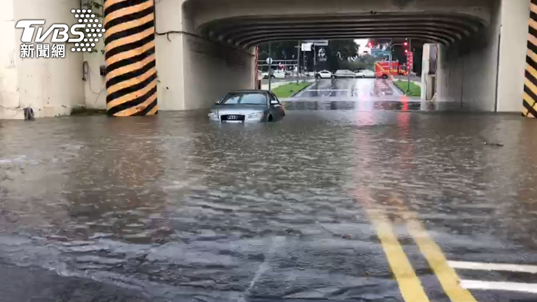 高雄大雨轟炸淹水達40公分 發布山區土石流警戒
