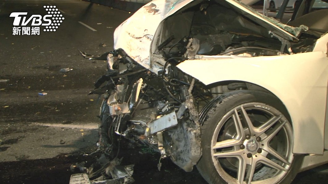 百萬轎車筆直衝撞！毀8輛機車　駕駛不治