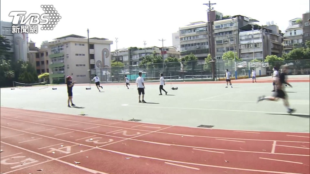 終於能暢快運動了！北市26日起國小校園微解封