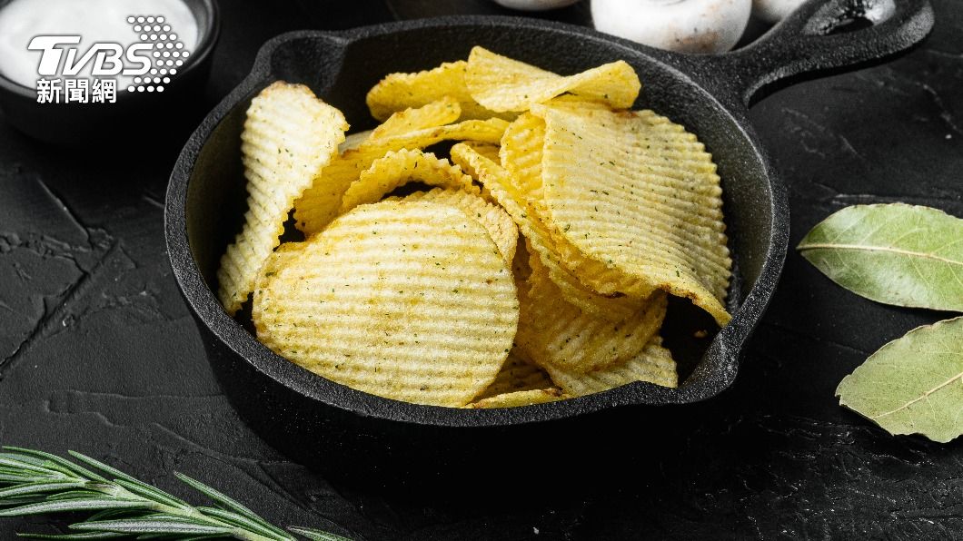 打疫苗後，避免吃不營養食物，如洋芋片。（示意圖／shutterstock達志影像）