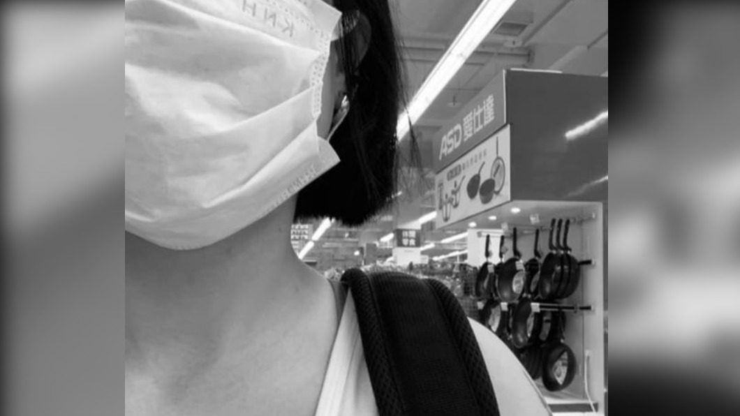 逛賣場被路人狂盯 背心妹怨「太色」網掲真相:反了