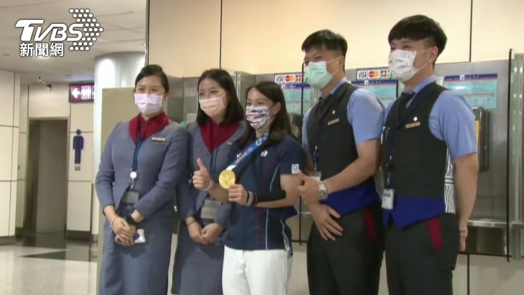 超親切!女神郭婞淳回國帶這戰利品 空服員、航警搶合影