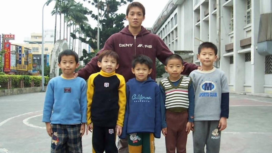 林育賢PO出教練林育信與小選手們當年的合照。(圖/翻攝自林育賢(喵導)臉書)