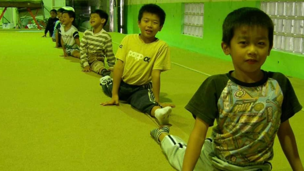 李智凱(前一)小學時練習體操的側拍。(圖/翻攝自林育賢(喵導)臉書)