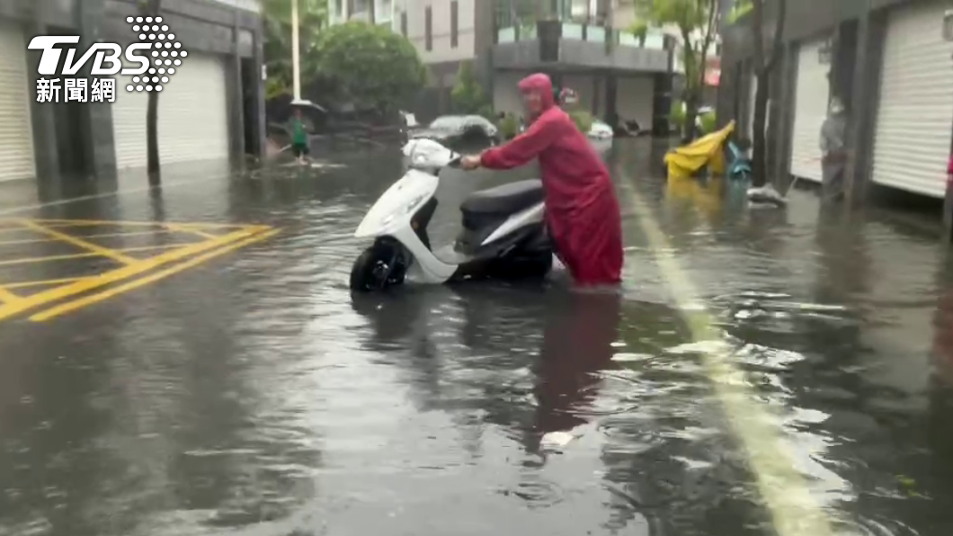  台南也因為豪雨開始淹水。（圖／TVBS）