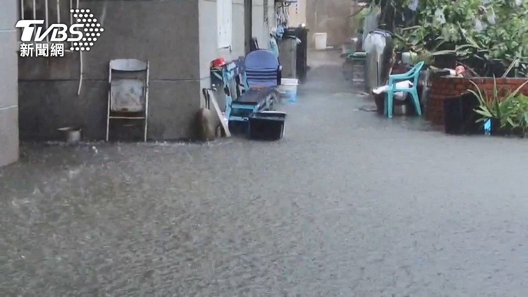 恐海、陸警齊發!輕颱盧碧將穿台灣海峽 豪雨明襲中南部