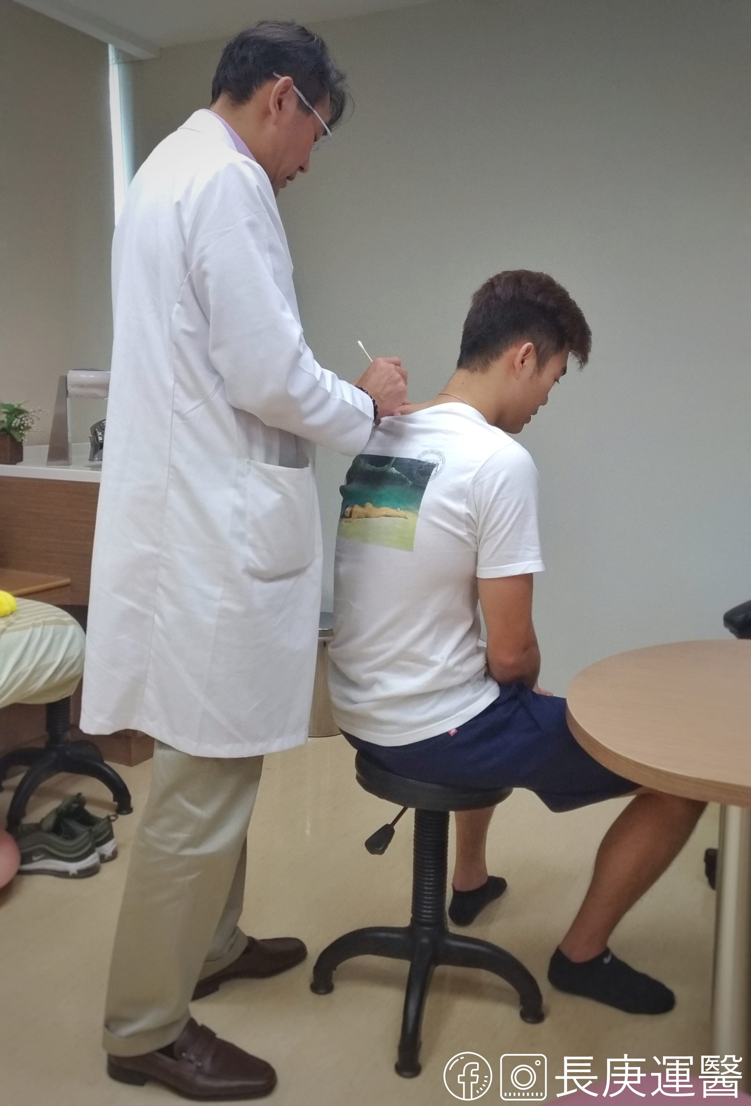 復健科醫師林瀛洲多次協助王齊麟疲勞復原。(圖/長庚運醫提供)