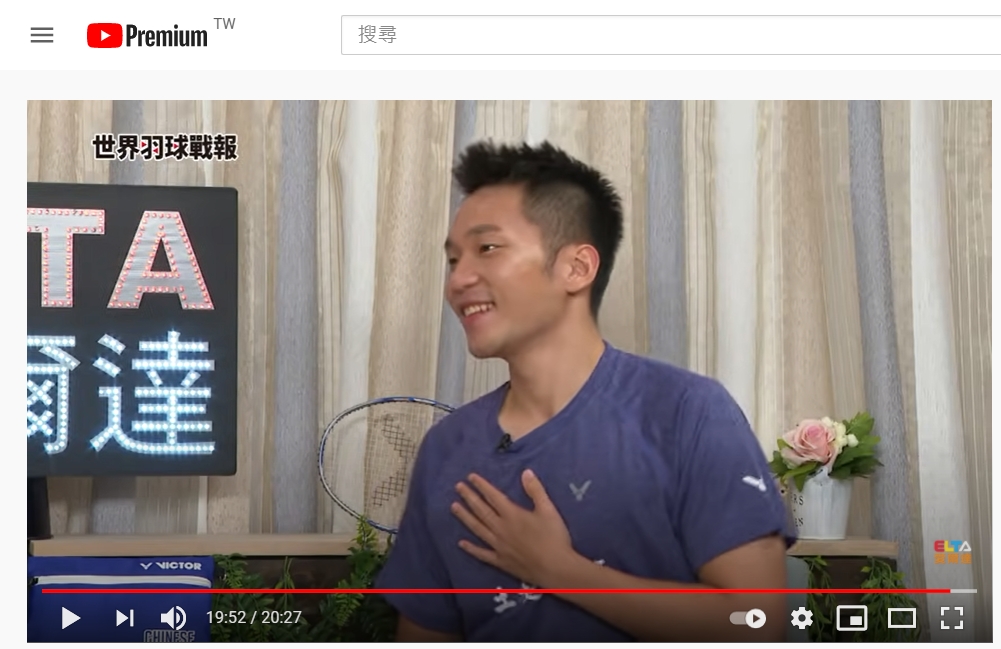 李洋被打後用手搓揉胸膛,靦腆笑了。(圖/翻攝自「 愛爾達體育家族 ELTA Sports」YouTube頻道)