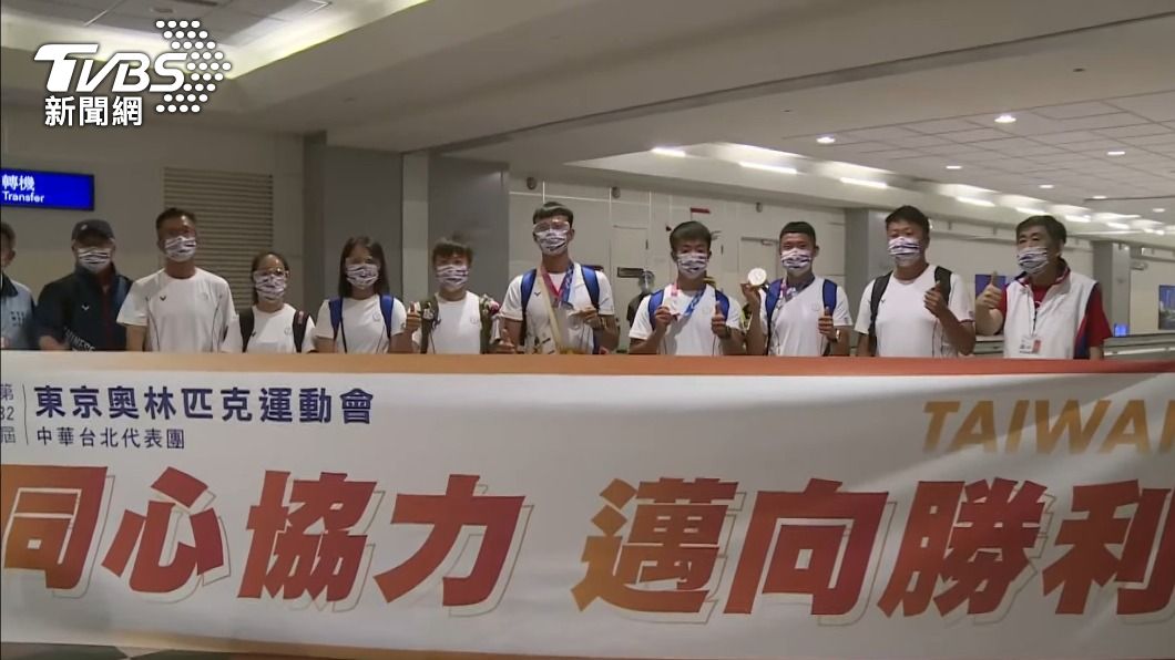 中華隊射箭選手以及總教練返國。(圖/TVBS)