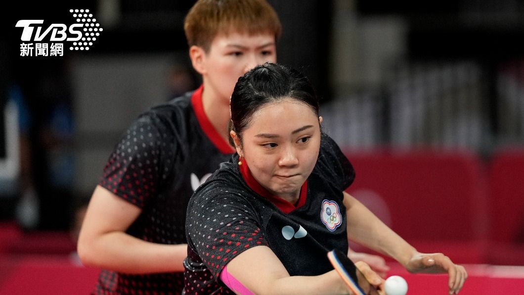 桌球女團第1點由陳思羽(後)、鄭先知(前)出戰,順利戰勝美國對手。(圖/達志影像美聯社)