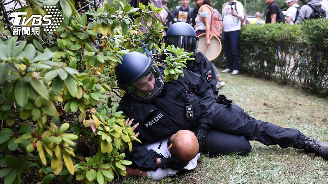反對防疫封城的德國民眾與警方發生衝突。（圖／達志影像路透社）