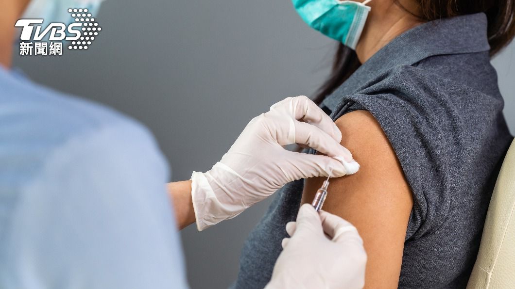 接種AZ和莫德納疫苗各有4件死亡案例(示意圖,非當事人/shutterstock達志影像)