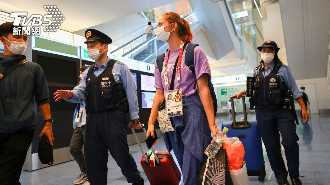 日本警方協助聯繫東奧人員到現場協助。(圖/達志影像路透社)