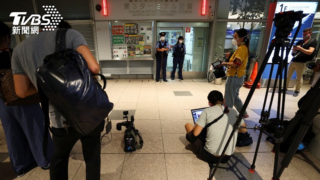 多家外媒在機場等候齊馬努斯卡婭出現。(圖/達志影像路透社)