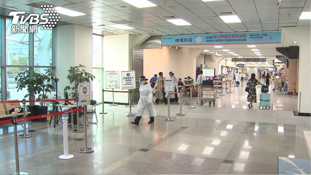 9例緬甸確診個案搭專機回台。(圖/TVBS)
