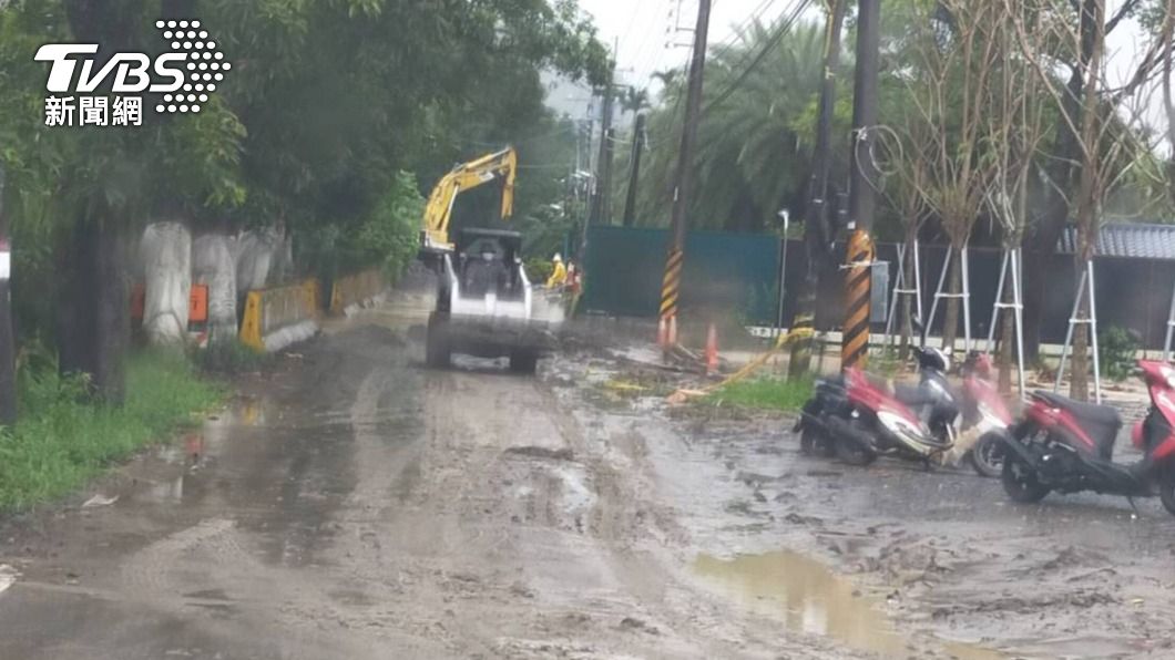 豪雨狂炸!高雄台27線扇平山莊路段 大雨坍方中斷