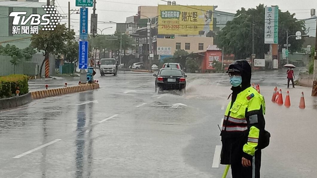 雨彈轟炸台中　海線路面積水、山區土石滑落擋路