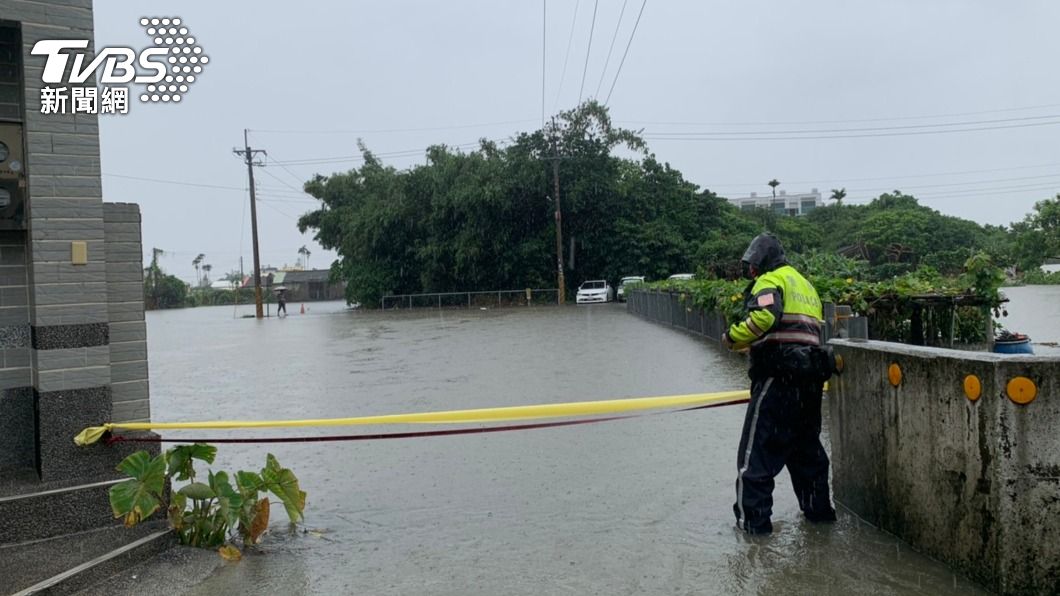 彰化道路淹水警方管制。(圖/中央社)