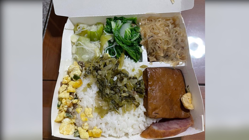 網友購買的排骨便當裡居然沒有排骨。(圖/翻攝自爆怨2公社)