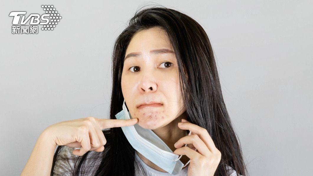 為配合防疫措施,許多人緊戴口罩一天容易長出痘痘。(圖/shutterstock達志影像)