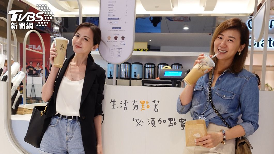 連靜雯突擊簡沛恩飲料店。（圖／楠軒工作室提供）