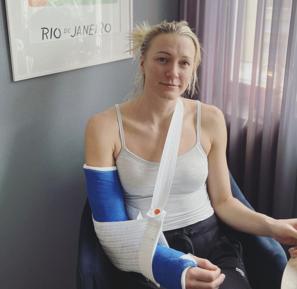 斯約史卓姆2月份時跌斷手肘。(圖/翻攝自sarahsjostrom IG)