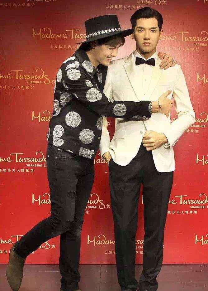 吳亦凡曾和自己蠟像開心合照。(圖/翻攝自微博)