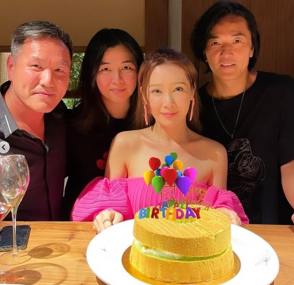 鄭伊健和老婆蒙嘉慧現身關心妍生日宴。(圖/翻攝自關心妍IG)