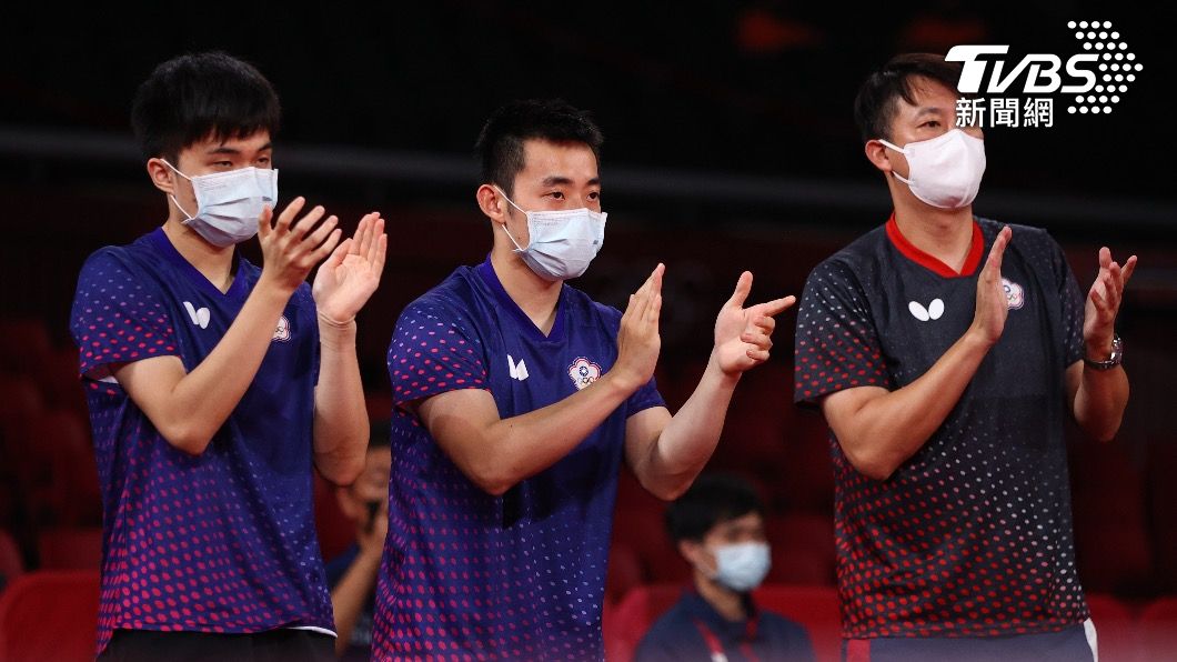 莊智淵決勝點上場,隊員都在一旁替他打氣。(圖/達志影像路透社)