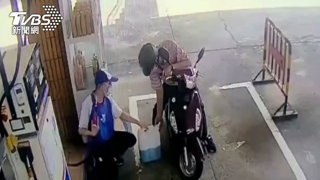 林翁先到加油站買汽油。(圖/TVBS)
