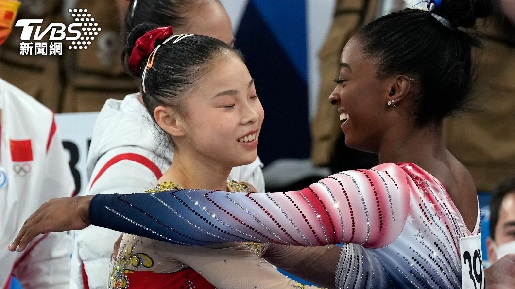 拜爾斯賽後與中國隊選手擁抱。(圖/達志影像美聯社)
