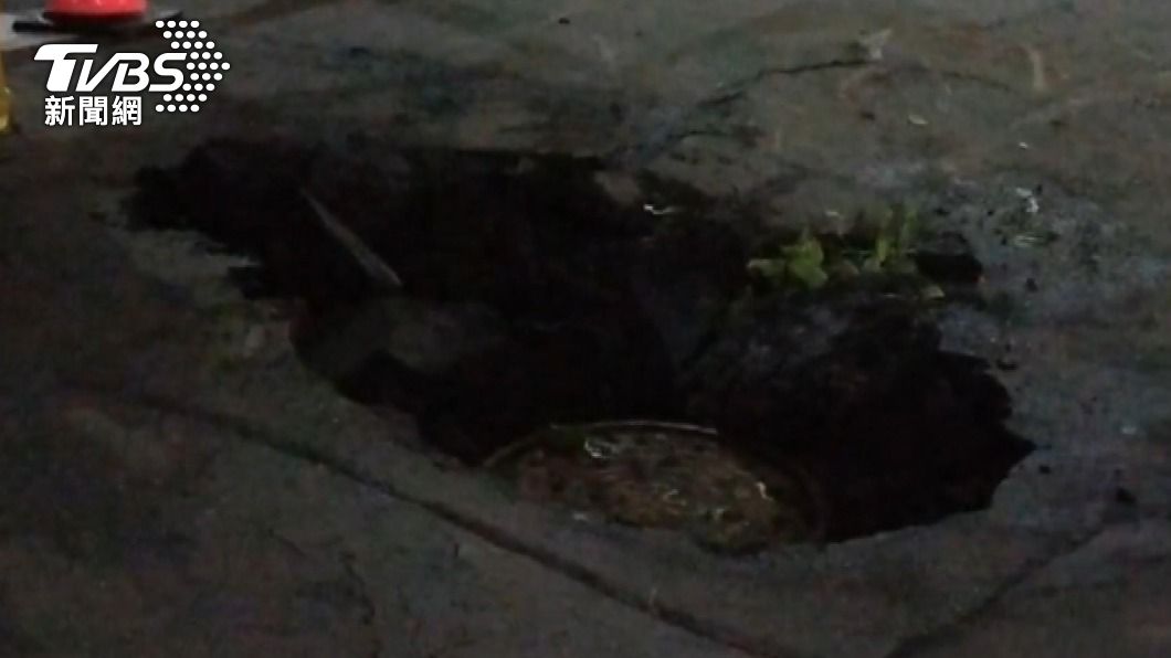 高雄連日大雨 凱旋夜市前路面塌陷現坑洞