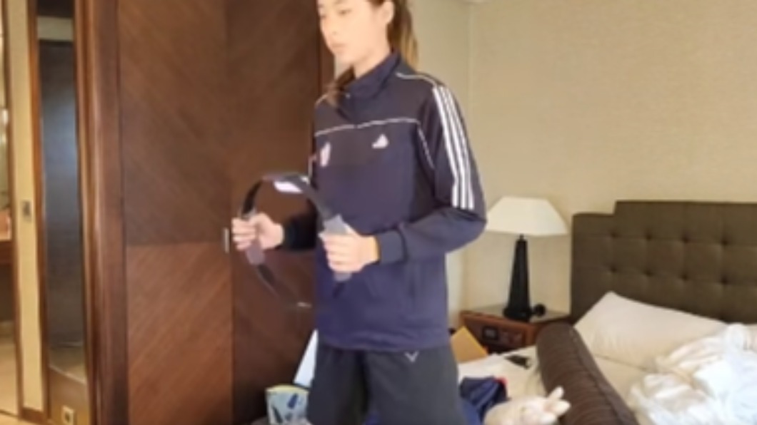 羅嘉翎秀出自己隔離期間玩健身環的影片。(圖/翻攝自臉書羅嘉翎 LO Chia-Ling +0)