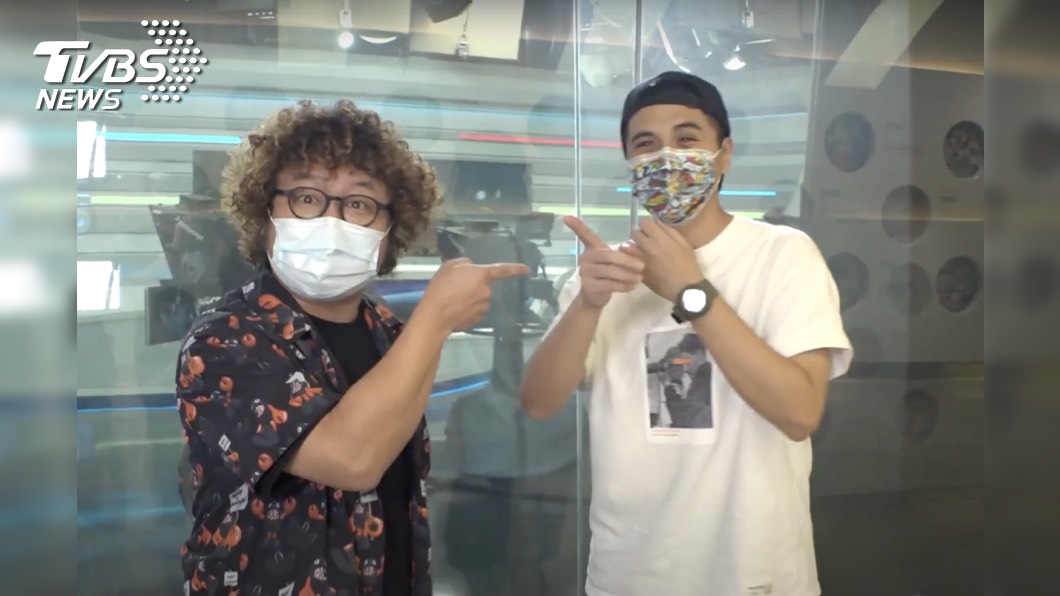 納豆攜曾子余開箱TVBS電視台,透露最喜歡入口處的玻璃帷幕新聞攝影棚。圖/TVBS