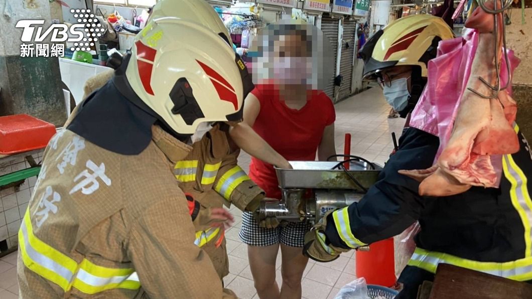 女攤販手捲進絞肉機 連人帶機送醫超驚恐