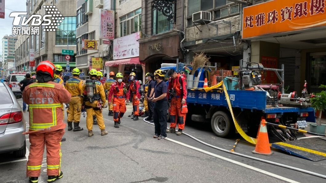 台中市中區今(4)日上午11時許,發生一起工安意外,消防到場救援。(圖/TVBS)