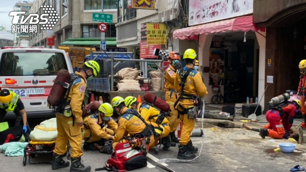 消防救難人員發現涵洞內有5名工人交疊在一起,並呈現昏迷狀態,趕緊將人拉上來。(圖/TVBS)