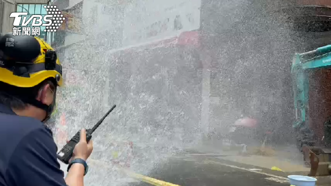 消防攜帶空氣瓶並佈水線射水,稀釋洞內瓦斯氣體的濃度。(圖/TVBS)