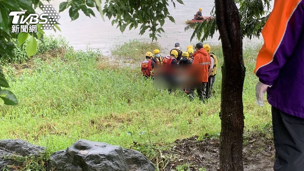 警消出動人車協尋,於美濃湖溪岸發現一具浮屍。(圖/中央社)