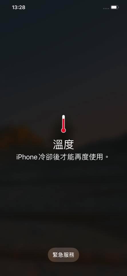 原PO抱怨手機只要過熱就會跳出溫度計與警語。(圖/翻攝自爆怨2公社臉書)