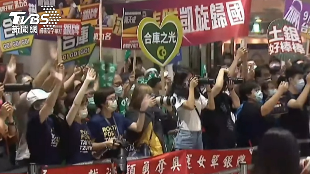 尖叫聲!小戴凱旋歸國 粉絲們大喊「我愛你」
