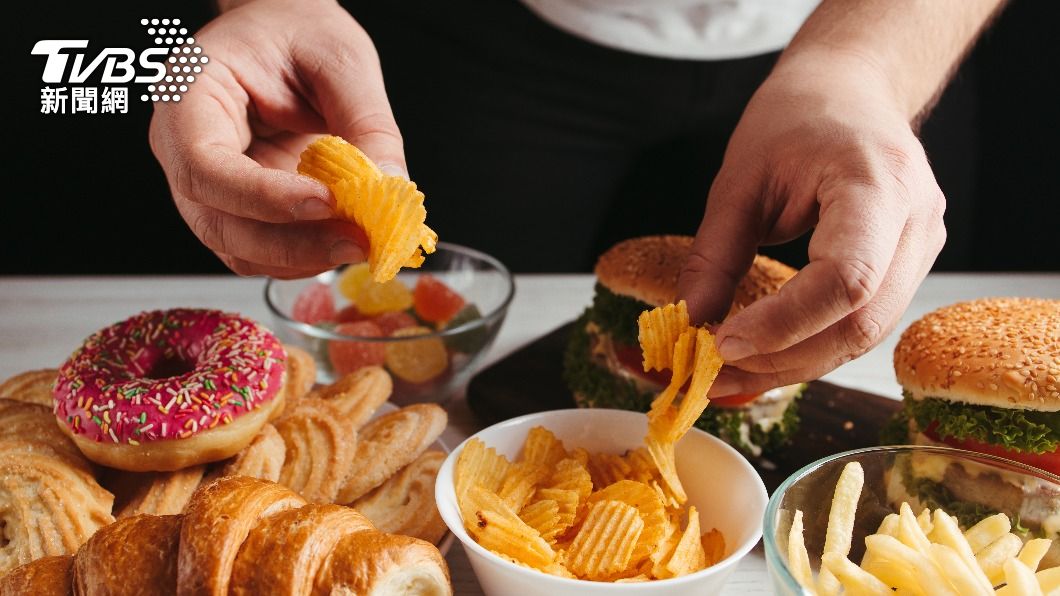情緒性進食,恐會變成暴飲暴食對身體產生影響。 (示意圖/shutterstock達志影像)